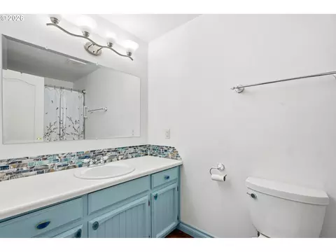 Bath - 2080 SE Kelly Ave, Gresham, OR 97080 photo 2 of 3