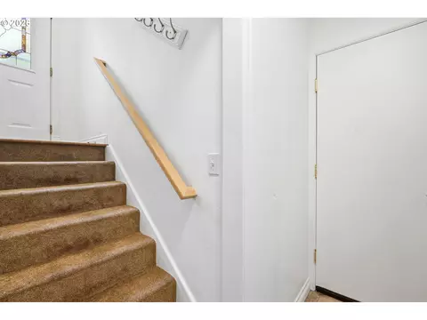 Entry Way - 2080 SE Kelly Ave, Gresham, OR 97080 photo 2 of 2