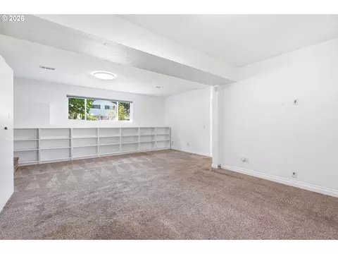 Living - 2080 SE Kelly Ave, Gresham, OR 97080 photo 8 of 9