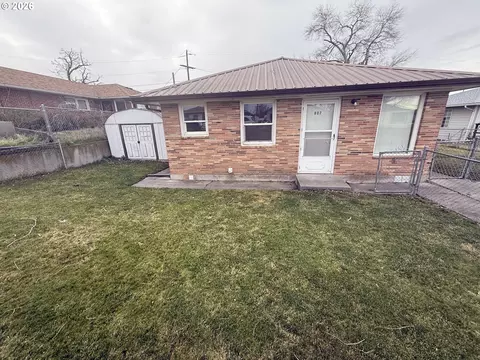 Exterior - 805 SE 6th St, Pendleton, OR 97801 photo 2 of 4