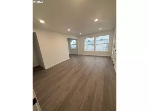 Living - 805 SE 6th St, Pendleton, OR 97801 photo 3 of 4