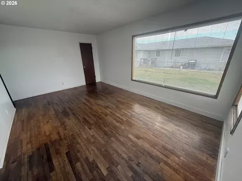 Living - 805 SE 6th St, Pendleton, OR 97801 photo 1 of 4