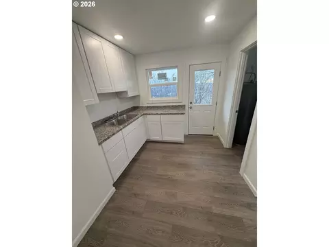Kitchen - 805 SE 6th St, Pendleton, OR 97801 photo 4 of 4