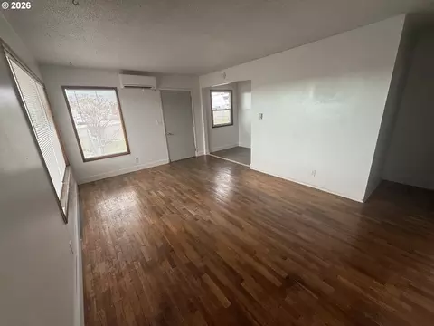 Living - 805 SE 6th St, Pendleton, OR 97801 photo 2 of 4