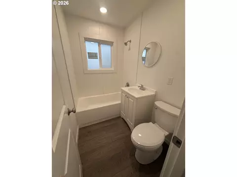Bath - 805 SE 6th St, Pendleton, OR 97801 photo 2 of 2