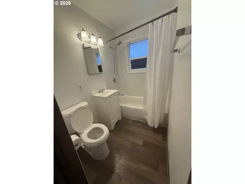 Bath - 805 SE 6th St, Pendleton, OR 97801 photo 1 of 2