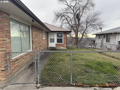 Exterior - 805 SE 6th St, Pendleton, OR 97801 photo 1 of 4