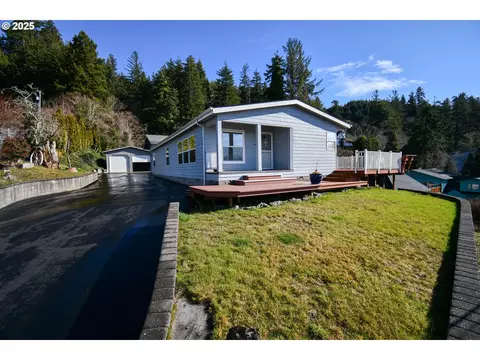1035 1st St, Gardiner, OR 97441