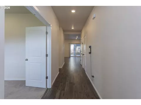 Entry Way - 3295 SE 36th St, Gresham, OR 97080 photo 1 of 4