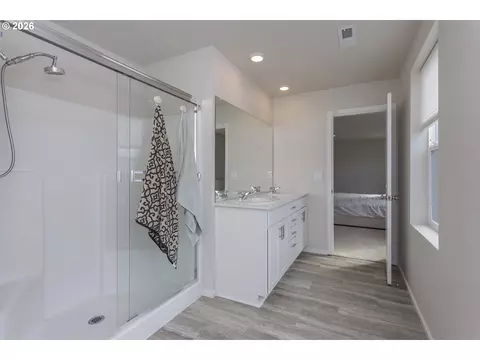 Bath - 3295 SE 36th St, Gresham, OR 97080 photo 2 of 3