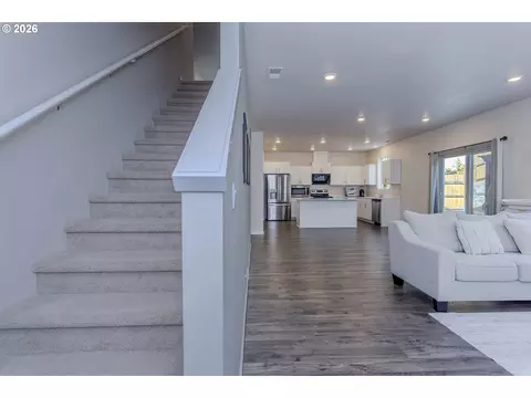 Entry Way - 3295 SE 36th St, Gresham, OR 97080 photo 3 of 4