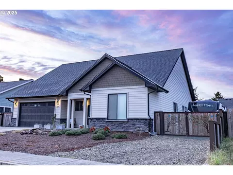 623 Carter Ave SW, Bandon, OR 97411