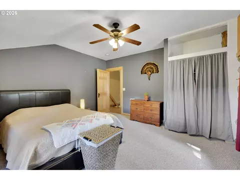 Bedroom - 2215 Pine Oak Rd, Mosier, OR 97040 photo 5 of 9