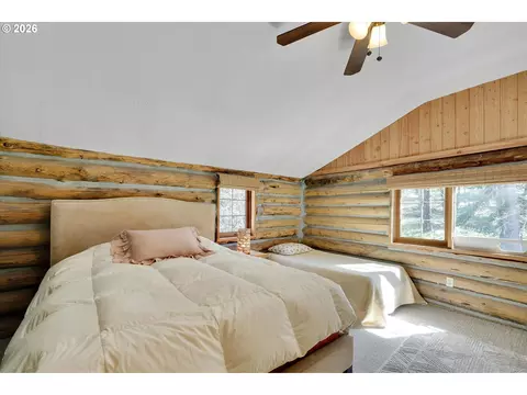 Bedroom - 2215 Pine Oak Rd, Mosier, OR 97040 photo 6 of 9