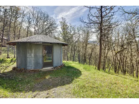 Exterior - 2215 Pine Oak Rd, Mosier, OR 97040 photo 5 of 8