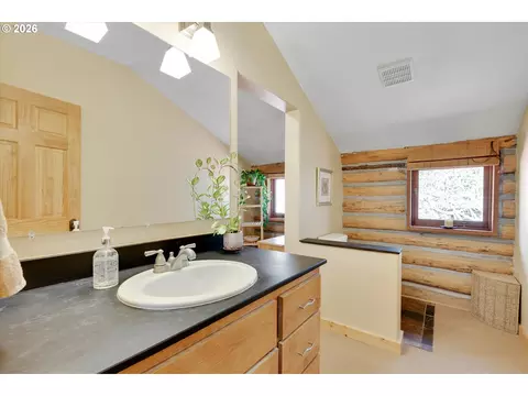 Bath - 2215 Pine Oak Rd, Mosier, OR 97040 photo 2 of 4