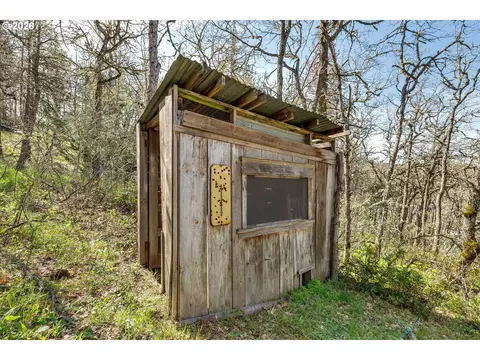 Exterior - 2215 Pine Oak Rd, Mosier, OR 97040 photo 7 of 8