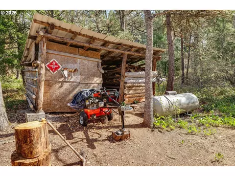 Exterior - 2215 Pine Oak Rd, Mosier, OR 97040 photo 3 of 8
