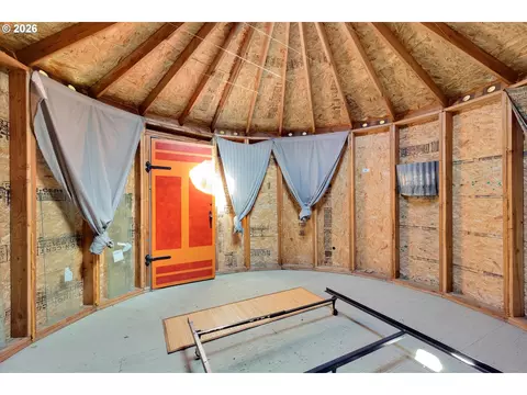 Bedroom - 2215 Pine Oak Rd, Mosier, OR 97040 photo 9 of 9