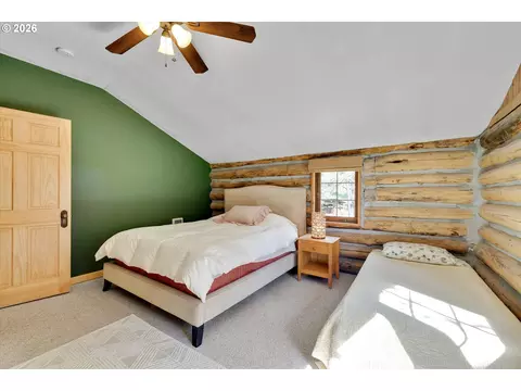 Bedroom - 2215 Pine Oak Rd, Mosier, OR 97040 photo 7 of 9
