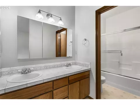 Bath - 4040 NW 18th Cir, Camas, WA 98607 photo 3 of 3