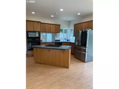 Kitchen - 4040 NW 18th Cir, Camas, WA 98607 photo 1 of 3