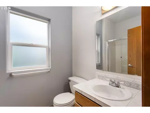 Bath - 4040 NW 18th Cir, Camas, WA 98607 photo 2 of 3