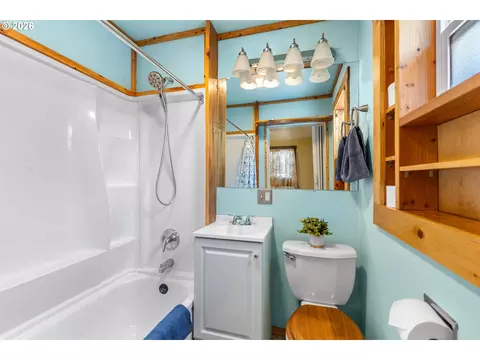 Bath - 43683 Main St, Pendleton, OR 97801 photo 3 of 3