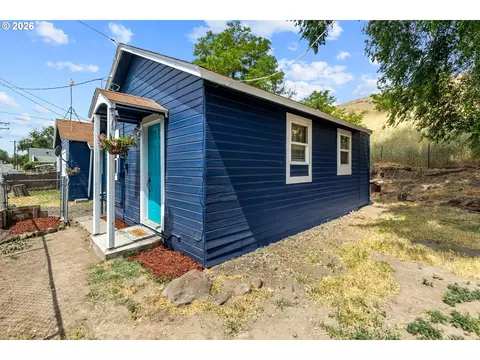 Exterior - 43683 Main St, Pendleton, OR 97801 photo 1 of 5