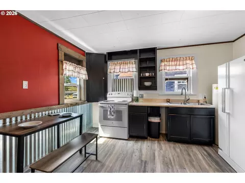 Kitchen - 43683 Main St, Pendleton, OR 97801 photo 4 of 5