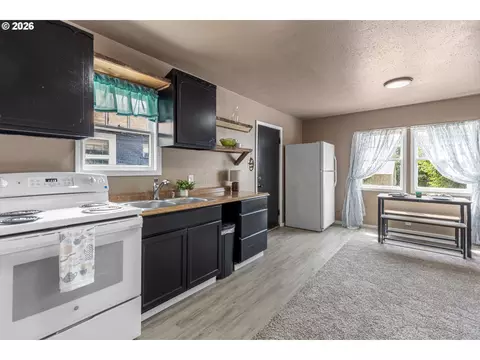 Kitchen - 43683 Main St, Pendleton, OR 97801 photo 3 of 5