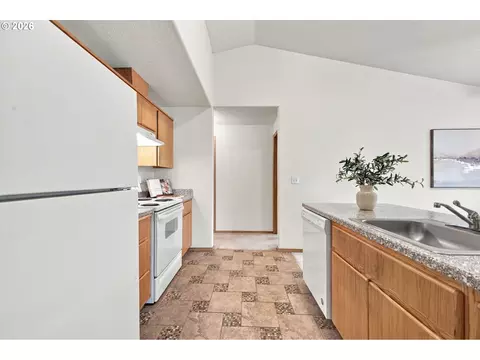 Kitchen - 2319 NW Stanley Ave, Gresham, OR 97030 photo 5 of 6