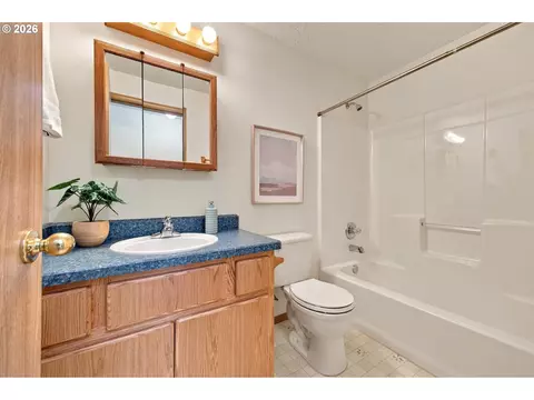 Bath - 2319 NW Stanley Ave, Gresham, OR 97030 photo 2 of 2