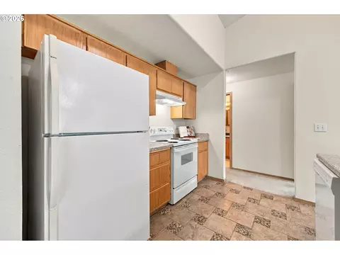 Kitchen - 2319 NW Stanley Ave, Gresham, OR 97030 photo 4 of 6
