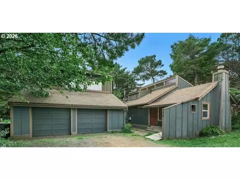 70 NW Knoxville St, Yachats, OR 97498