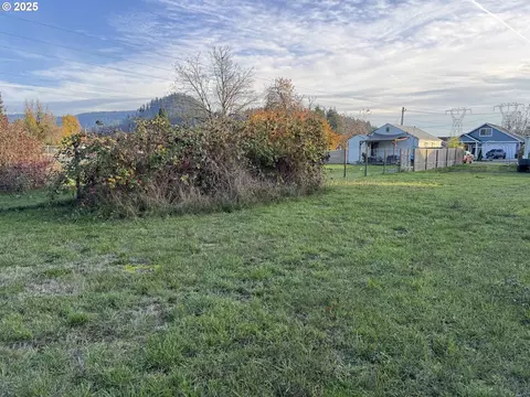 B St, Springfield, OR 97478 photo 3