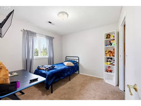 Bedroom - 4063 NE 11th Way, Gresham, OR 97030 photo 4 of 5