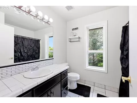 Bath - 4063 NE 11th Way, Gresham, OR 97030 photo 3 of 3