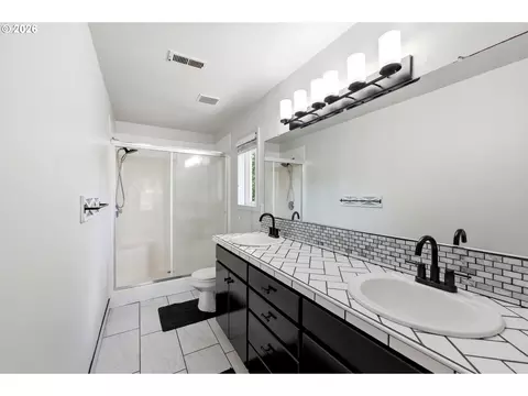 Bath - 4063 NE 11th Way, Gresham, OR 97030 photo 2 of 3