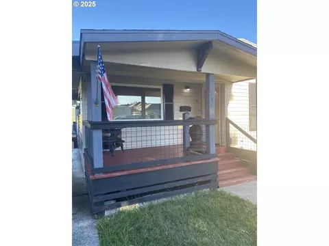 245 S 18th St, Reedsport, OR 97467