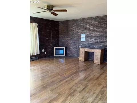 Living - 610 SE Isaac Ave, Pendleton, OR 97801 photo 4 of 4