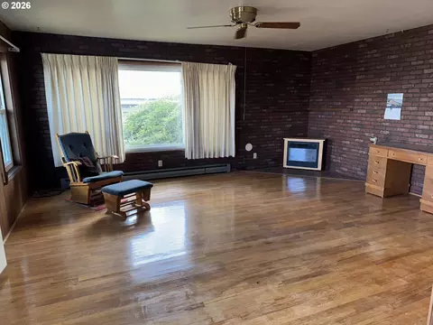 Living - 610 SE Isaac Ave, Pendleton, OR 97801 photo 1 of 4