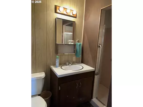 Bath - 610 SE Isaac Ave, Pendleton, OR 97801 photo 3 of 4