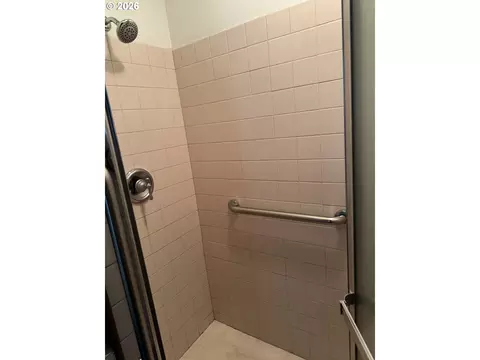 Bath - 610 SE Isaac Ave, Pendleton, OR 97801 photo 2 of 4