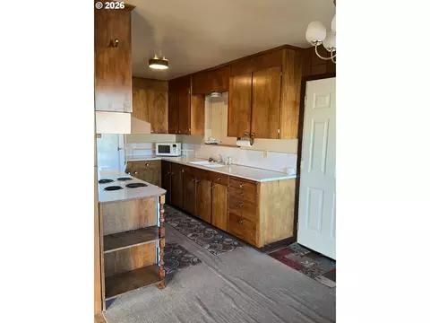 Kitchen - 610 SE Isaac Ave, Pendleton, OR 97801 photo 1 of 2