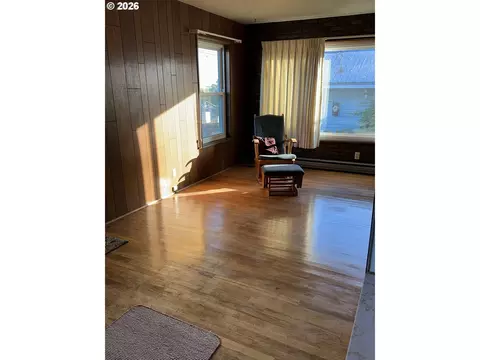 Living - 610 SE Isaac Ave, Pendleton, OR 97801 photo 2 of 4