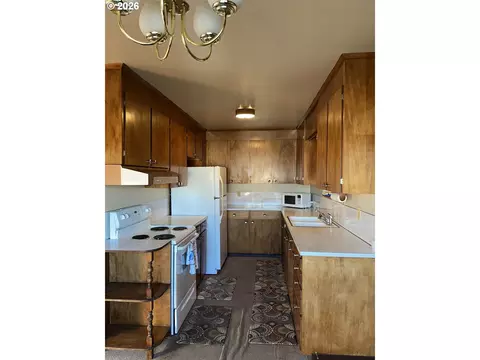 Kitchen - 610 SE Isaac Ave, Pendleton, OR 97801 photo 2 of 2