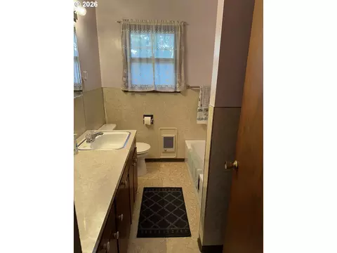 Bath - 610 SE Isaac Ave, Pendleton, OR 97801 photo 4 of 4