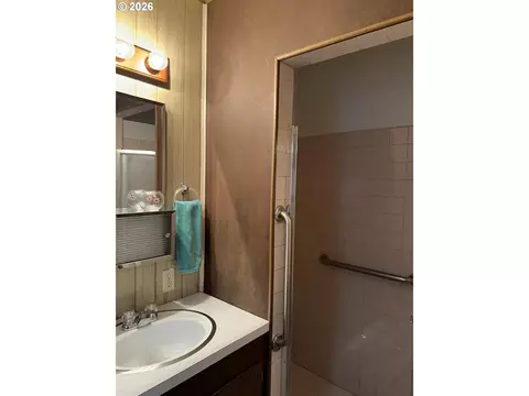 Bath - 610 SE Isaac Ave, Pendleton, OR 97801 photo 1 of 4