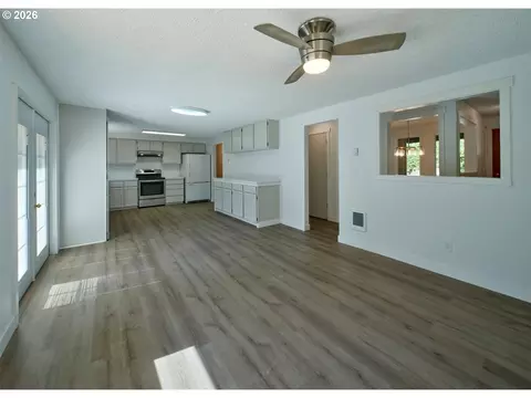 Living - 209 Sunset Dr, Longview, WA 98632 photo 1 of 2